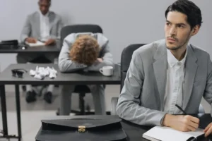 Leia mais sobre o artigo Como a fenomenologia existencial compreende o sofrimento no trabalho?